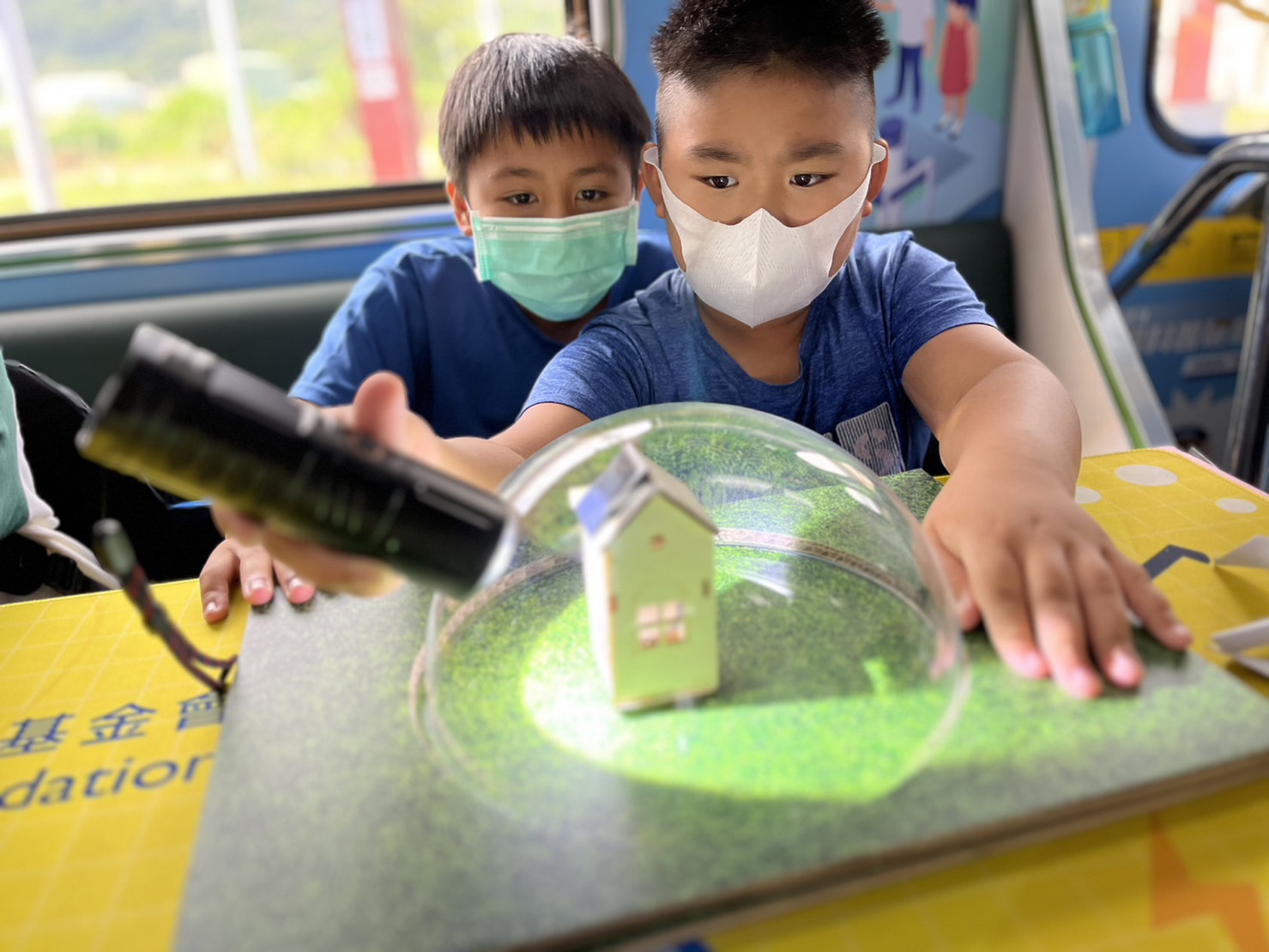 球速体育參與基礎科學主題車廂，以STEAM教學精神，設計「逐日科學家」、「太陽能工程師」以及「淨零建築師」三大能源科普課程和實驗