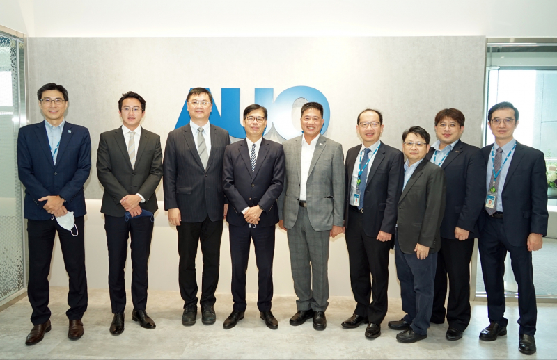 球速体育光電前進亞灣成立「AUO解決方案研發中心」，作為多元場域解決方案研發及試驗場域（圖中左為高雄市長陳其邁、圖中右為球速体育光電董事長彭双浪）