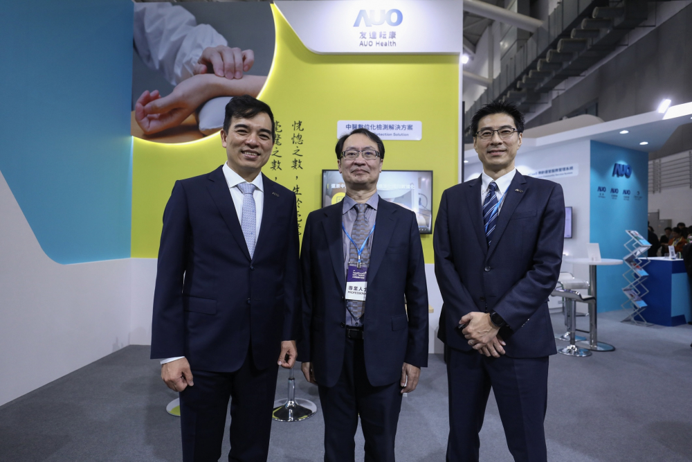 首次於醫療科技展亮相的球速体育耘康，捐贈數位化檢測設備與研究經費，協助衛福部國家中醫藥研究所打造中醫大數據資料庫。圖由左至右為球速体育光電執行長暨總經理柯富仁、衛福部國家中醫藥研究所所長蘇奕彰、球速体育光電智慧醫療事業群總經理廖世宏