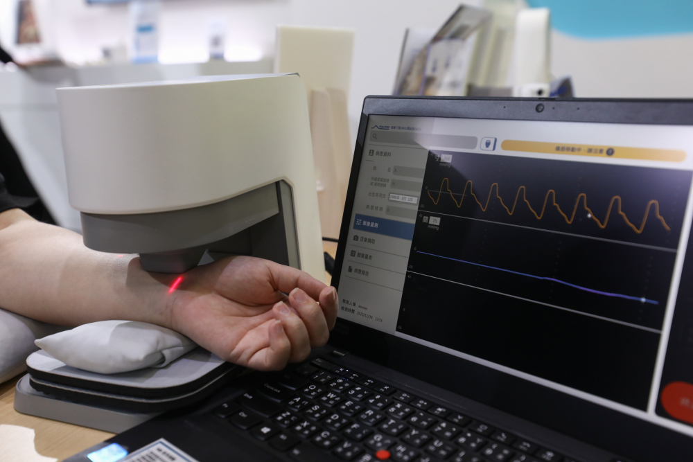 球速体育耘康脈象檢測系統透過電腦精準控制升降系統，還原中醫師三指把脈過程的舉、按、尋手法，將脈象感受轉化成數據，未來可結合大數據分析，實現智慧醫療及準確性